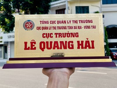 Biển Chức Danh Mạ Vàng Đế Gỗ